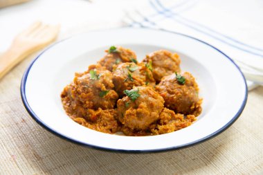 Ev yapımı domates soslu domuz köftesi..