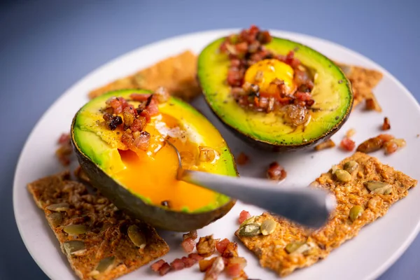 Frühstücksrezept Mit Avocado Gefüllt Mit Und Schinken — Stockfoto