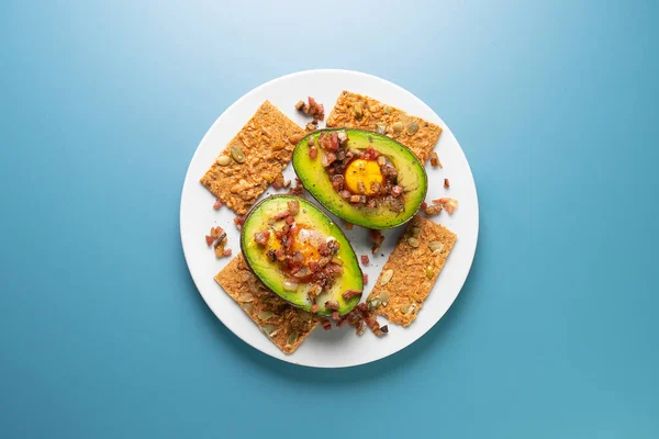 Рецепт Завтрака Авокадо Фаршированным Яйцом Ветчиной — стоковое фото