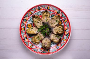 Fırında enginar ve tuz. Geleneksel İspanyolca tarif.