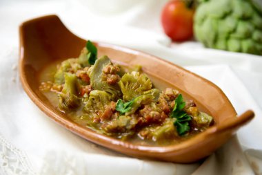 İspanyol restoranında jambonlu ağır ateşte pişirilmiş enginar tapası..