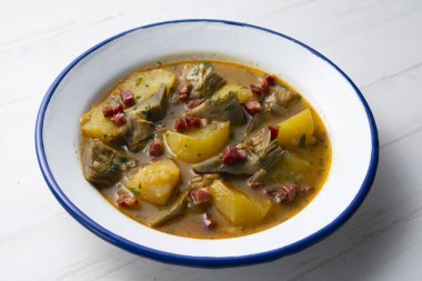 İspanyol restoranında jambonlu ağır ateşte pişirilmiş enginar tapası..