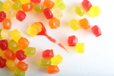 Jelibon ayıcıklar yemek masasında oynuyorlar.