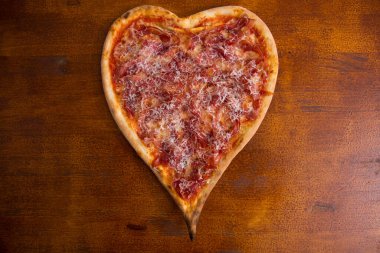 Kalp şeklinde İber jambonu. İtalyan tarifli Napoli pizzası..