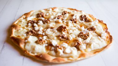 Taze peynirli, fındıklı ve ballı tatlı pizza. İtalyan Tarifi ile yapılmış Napoli pizzası..