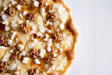 Taze peynirli, fındıklı ve ballı tatlı pizza. İtalyan Tarifi ile yapılmış Napoli pizzası..