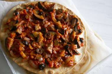 Kızarmış patlıcan ve İtalyan domates soslu Napoli pizzası..