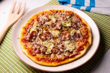 Mantarlı pastırmalı pizza. Mozzarella peynirli ve pastırmalı Napoli pizzası. Özgün İtalyan tarifi.