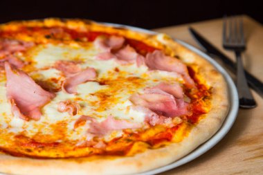 Prosciutto Pizza. Domates soslu, peynirli ve jambonlu Napoli pizzası. Özgün İtalyan tarifi.
