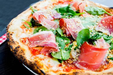 Serrano jambonlu pizza. Fırında sebze ve serrano jambonundan yapılmış Napoli pizzası. İtalyan vejetaryen tarifi.