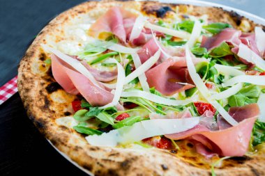 Serrano jambonlu pizza. Fırında sebze ve serrano jambonundan yapılmış Napoli pizzası. İtalyan vejetaryen tarifi.
