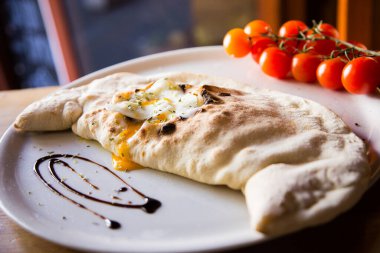 Calzone Pizza. Peynir, domates ve et ya da sebze gibi diğer malzemelerle doldurulmuş Napoli pizzası. Özgün İtalyan tarifi.