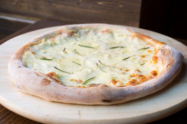 Dört peynirli pizza. Mozzarella, Brie ve Gorgonzola gibi çeşitli Avrupa peynirlerinden yapılmış Napoli pizzası. İtalyan vejetaryen tarifi.