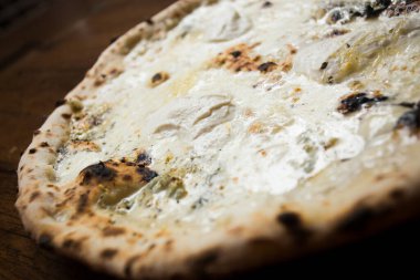 Dört peynirli pizza. Mozzarella, Brie ve Gorgonzola gibi çeşitli Avrupa peynirlerinden yapılmış Napoli pizzası. İtalyan vejetaryen tarifi.