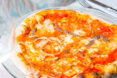 Ançüezli pizza. Akdeniz 'den mozarella peyniri ve ançüezli Napoli pizzası. Özgün İtalyan tarifi.