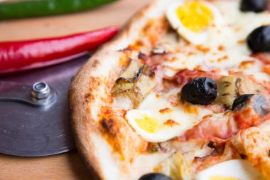 Mantarlı pizza. Domates soslu, peynirli, jambonlu ve mantarlı Napoli pizzası. Özgün İtalyan tarifi.