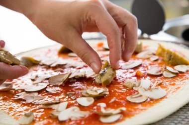 Mantarlı pizza. Domates soslu, peynirli, jambonlu ve mantarlı Napoli pizzası. Özgün İtalyan tarifi.