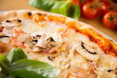 Mantarlı pizza. Domates soslu, peynirli, jambonlu ve mantarlı Napoli pizzası. Özgün İtalyan tarifi.