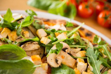 Mantarlı pizza. Domates soslu, peynirli, jambonlu ve mantarlı Napoli pizzası. Özgün İtalyan tarifi.