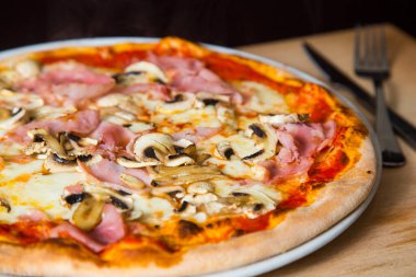 Mantarlı pizza. Domates soslu, peynirli, jambonlu ve mantarlı Napoli pizzası. Özgün İtalyan tarifi.