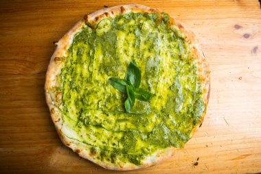 Sebzeli pizza. Napoli pizzası fırında sebzeyle yapılır. İtalyan vejetaryen tarifi.