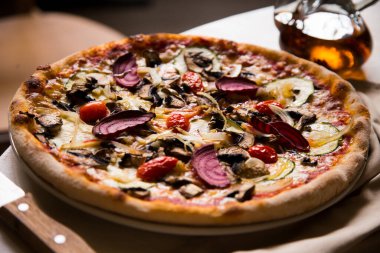 Sebzeli pizza. Napoli pizzası fırında sebzeyle yapılır. İtalyan vejetaryen tarifi.