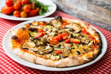 Sebzeli pizza. Napoli pizzası fırında sebzeyle yapılır. İtalyan vejetaryen tarifi.