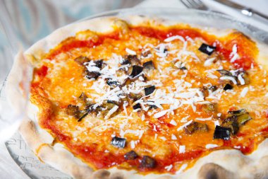 Sebzeli pizza. Napoli pizzası fırında sebzeyle yapılır. İtalyan vejetaryen tarifi.