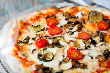 Sebzeli pizza. Napoli pizzası fırında sebzeyle yapılır. İtalyan vejetaryen tarifi.