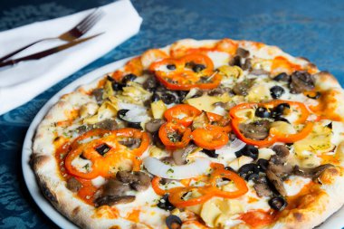Sebzeli pizza. Napoli pizzası fırında sebzeyle yapılır. İtalyan vejetaryen tarifi.