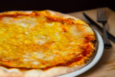 Margherita Pizza. Napoli pizzası, San Marzano domatesleri, mozzarella peyniri, taze fesleğen, tuz ve ekstra saf zeytinyağı..