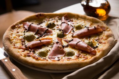 Sosisli pizza. Domates soslu Napoli pizzası, peynir, domuz sosisi. Özgün İtalyan tarifi.