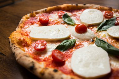 Bufala Mozzarella Pizza. Domates soslu Napoli pizzası, mozzarella peyniri ve biraz sebze. İtalyan tarifi.