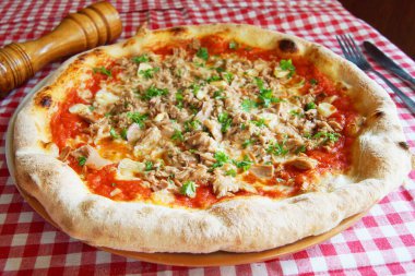 Ton balıklı pizza. Mozzarella peynirli, ton balıklı, soğanlı ve zeytinli Napoli pizzası. Özgün İtalyan tarifi.