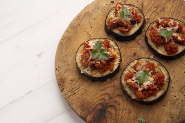 Patlıcanlı ve peynirli mini pizza.