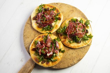 Arugula, İber jambonu ve peynirli mini pizza..