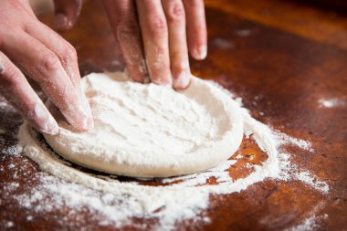 Hamuru yoğurarak pizza hazırlamak ve İtalyan ev yapımı domates sosuyla yemek pişirmek..