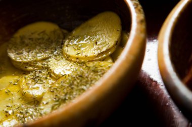 Pizzalı carpaccio. Domates soslu, peynirli ve biftekli Napoli pizzası. İtalyan tarifi.