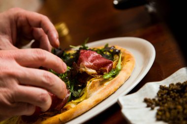 Pizzalı carpaccio. Domates soslu, peynirli ve biftekli Napoli pizzası. İtalyan tarifi.