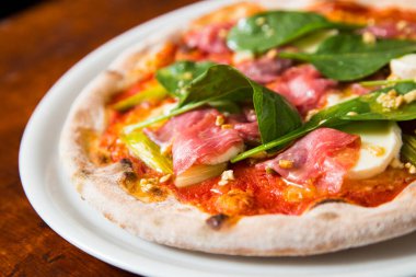 Pizzalı carpaccio. Domates soslu, peynirli ve biftekli Napoli pizzası. İtalyan tarifi.