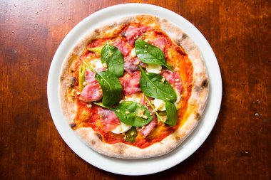 Pizzalı carpaccio. Domates soslu, peynirli ve biftekli Napoli pizzası. İtalyan tarifi.