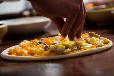 Balkabağı gibi mevsimlik güz ürünleri olan Napoli pizzası.