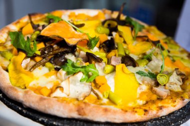 Balkabağı gibi mevsimlik güz ürünleri olan Napoli pizzası.