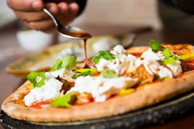 Et ve körili pizza. Köri soslu biftekten yapılmış Napoli pizzası. İtalyan tarifi.