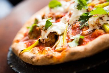 Et ve körili pizza. Köri soslu biftekten yapılmış Napoli pizzası. İtalyan tarifi.