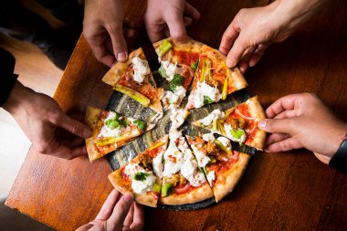 Et ve körili pizza. Köri soslu biftekten yapılmış Napoli pizzası. İtalyan tarifi.