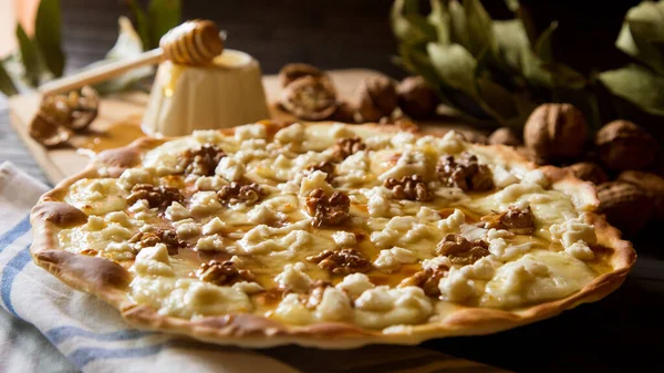 Sweet Pizza Fresh Cheese Nuts Honey Neapolitan Pizza Made Italian — Stock Photo, Image
