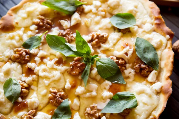 Süße Pizza Mit Frischkäse Nüssen Und Honig Neapolitanische Pizza Nach — Stockfoto