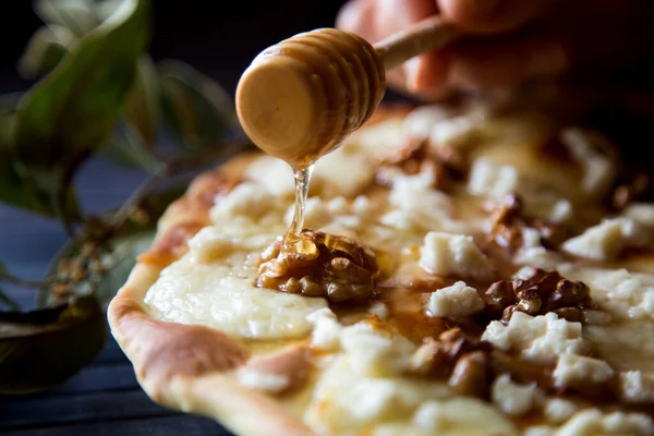 Słodka Pizza Świeżym Serem Orzechami Miodem Neapolitańska Pizza Włoskim Przepisem — Zdjęcie stockowe