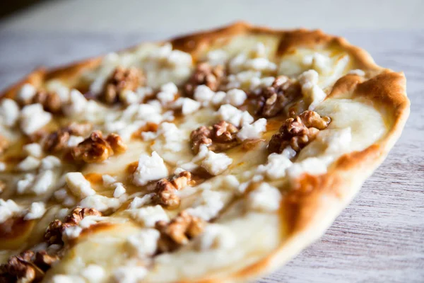 Сладкая Пицца Свежим Сыром Орехами Медом Неаполитанская Пицца Итальянскому Рецепту — стоковое фото